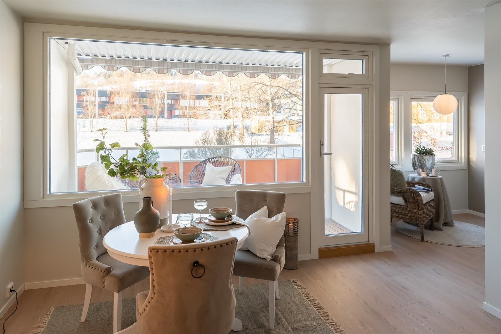 Leiligheten nyter god av energi effektive vinduer i 3-lag. Videre fra stuen finner man kjøkkenet. Galleribilde