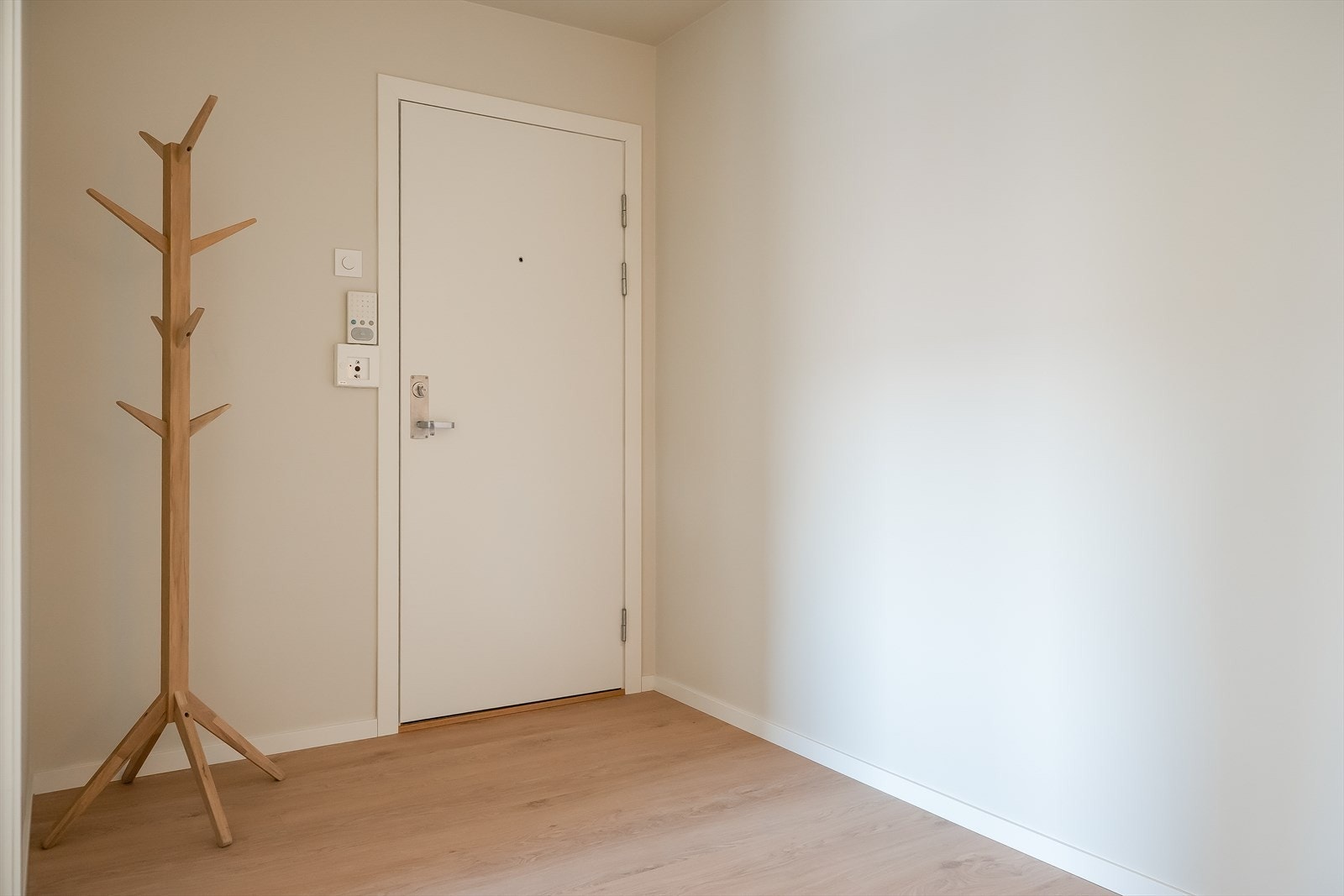 Man går opp til 2. etasje og kommer inn i en entré/gang på 7,7 kvm, som gir muligheter for oppbevaring av yttertøy og sko. Man blir møtt med splitter ny 1-stavs laminatgulv, samt behagelige downlights i tak. Galleribilde