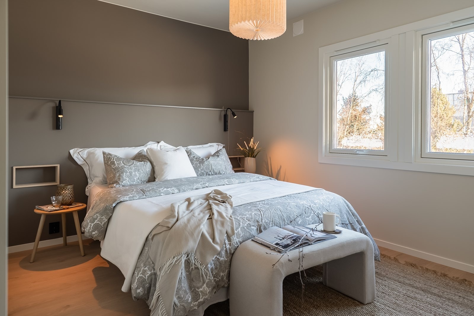 Boligen inneholder 2 soverom. Begge rommene får plass til seng, garderobeskap og kontorløsning. Begge soverommene har man tilgang til fra entreén. Galleribilde