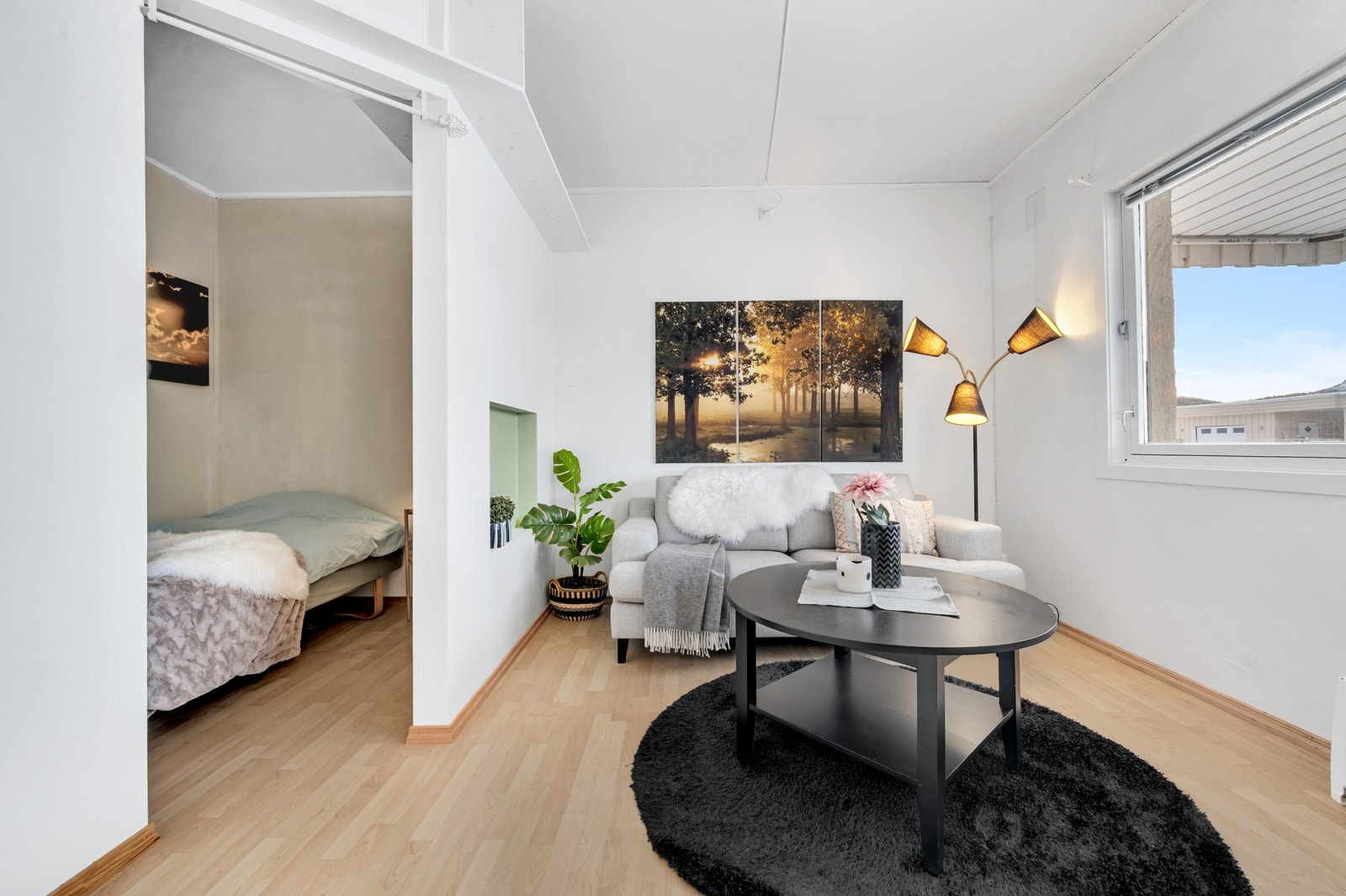 - Smart løsning med alkove til venstre i bildet. Foto: Patty Thorbergsen Galleribilde