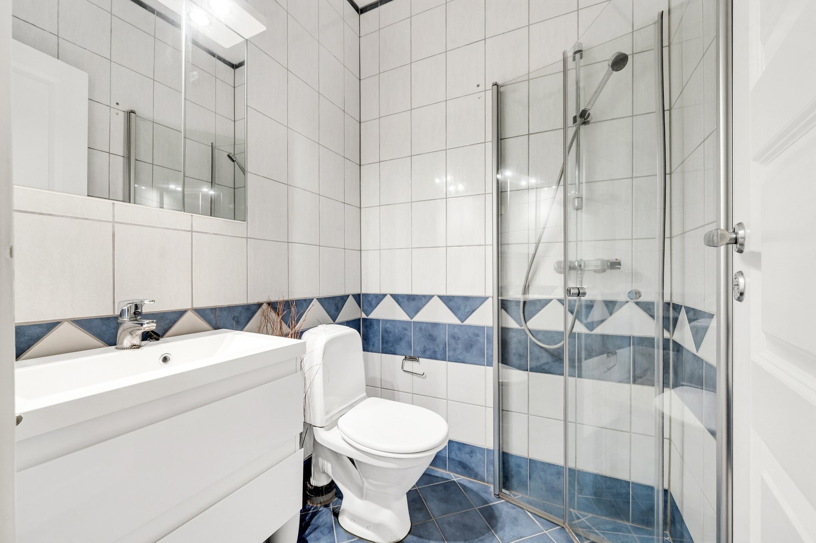 - Praktisk bad med flislagte overflater og dusjhjørne. Foto: Patty Thorbergsen Galleribilde