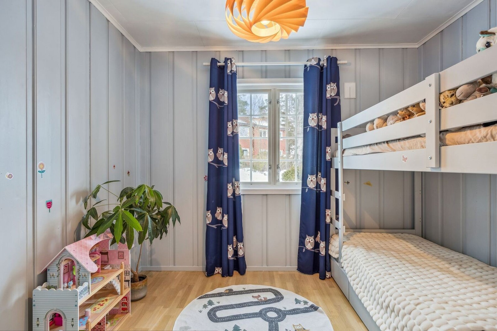 Hyggelig barnerom, østvendt og svalt med morgensolen inn vinduet. Galleribilde