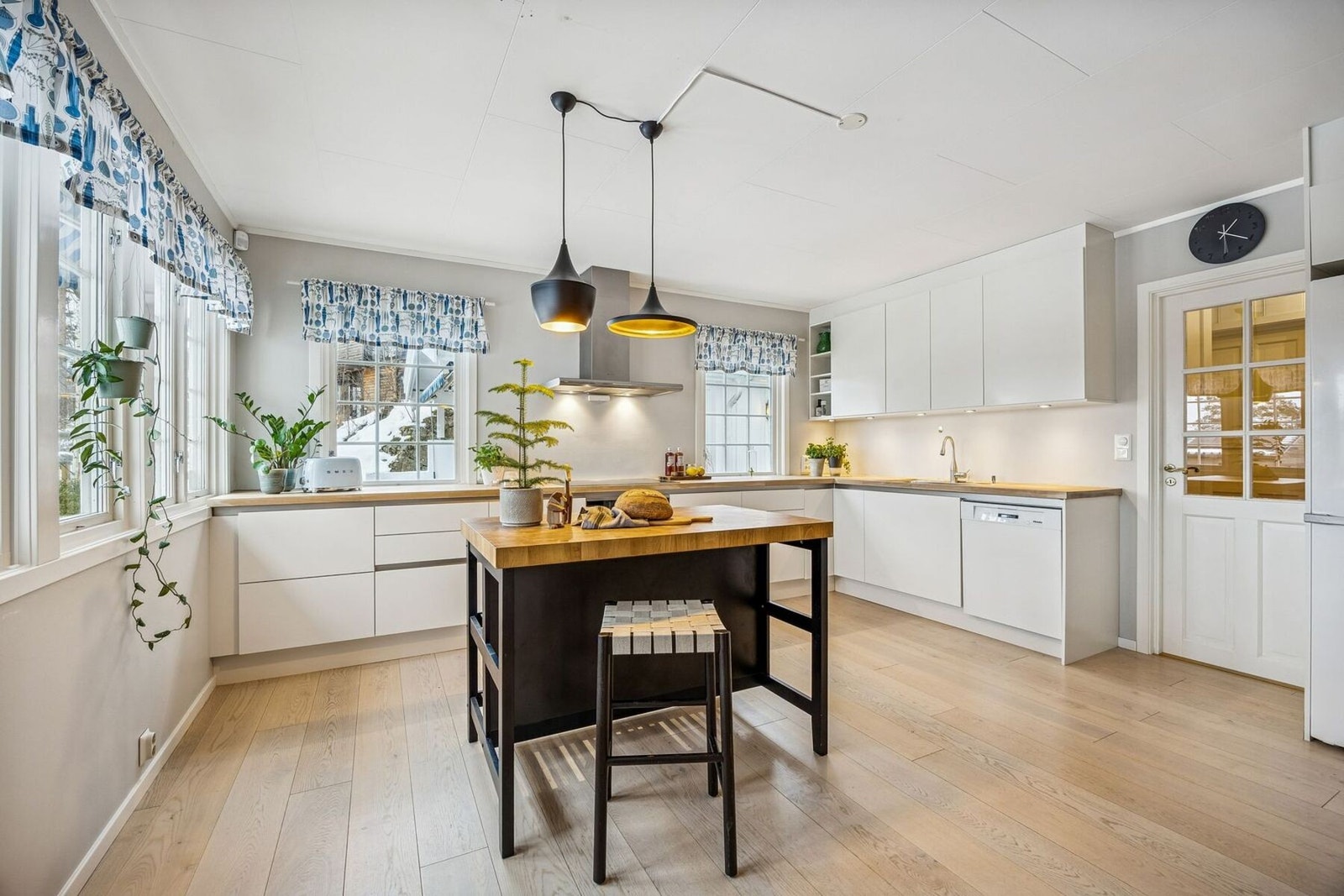 Stort, flott og moderne kjøkken fra 2017 med HTH-innredning, glatte fronter og heltre benkeplate. Galleribilde