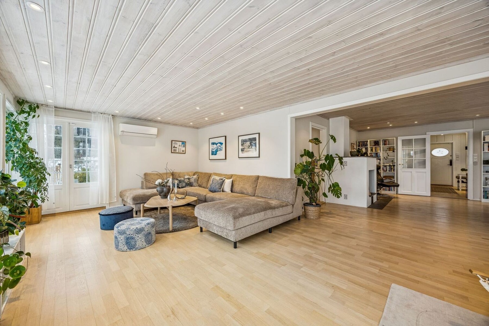 Stuen, spisestuen og kjøkkenet danner sammen boligens naturlige hjerte - et lyst og innbydende oppholdsareal hvor familien kan samles, hygge seg og nyte både hverdag og fest. Galleribilde