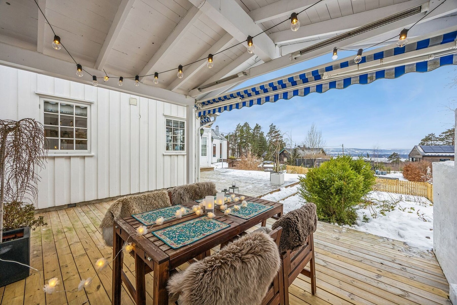 Fra spisestuen er det utgang til en stor, flott terrasse med trapp ned til hagen, som skaper en sømløs overgang mellom inne- og uteområder og forsterker boligens sosiale og herskapelige karakter. Galleribilde