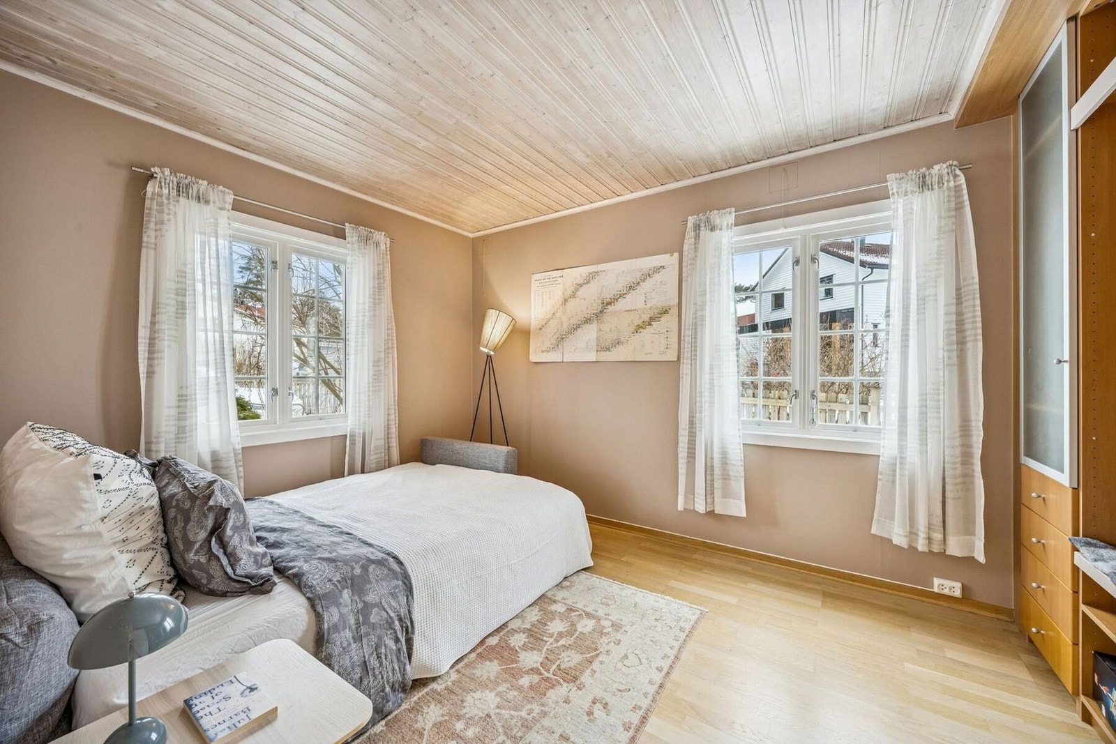 Soverommene er lyse og romslige soverom med god plass til seng, skrivebord og øvrig møblement. Galleribilde