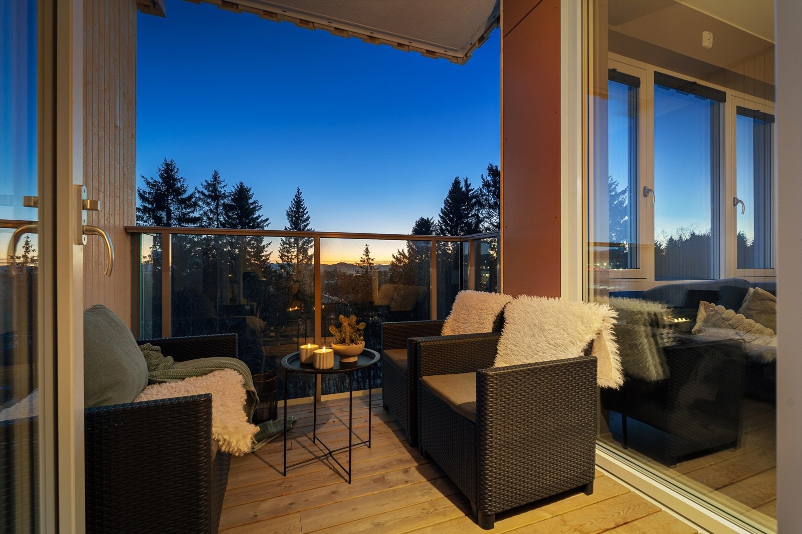 Utgang til sørvest-vendt balkong med svært gode solforhold. Galleribilde