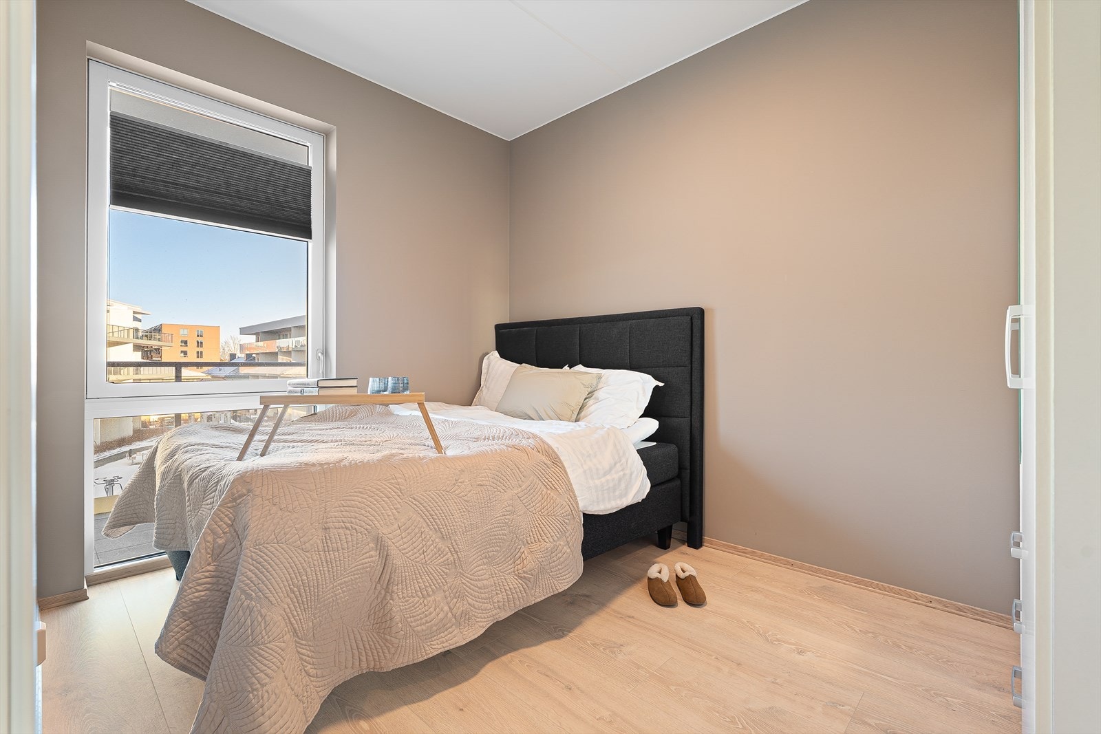 Det største soverommet er på 9 m² med tilhørende garderobe. Begge soverommene er vendt mot rolige omgivelser mot nord. Galleribilde