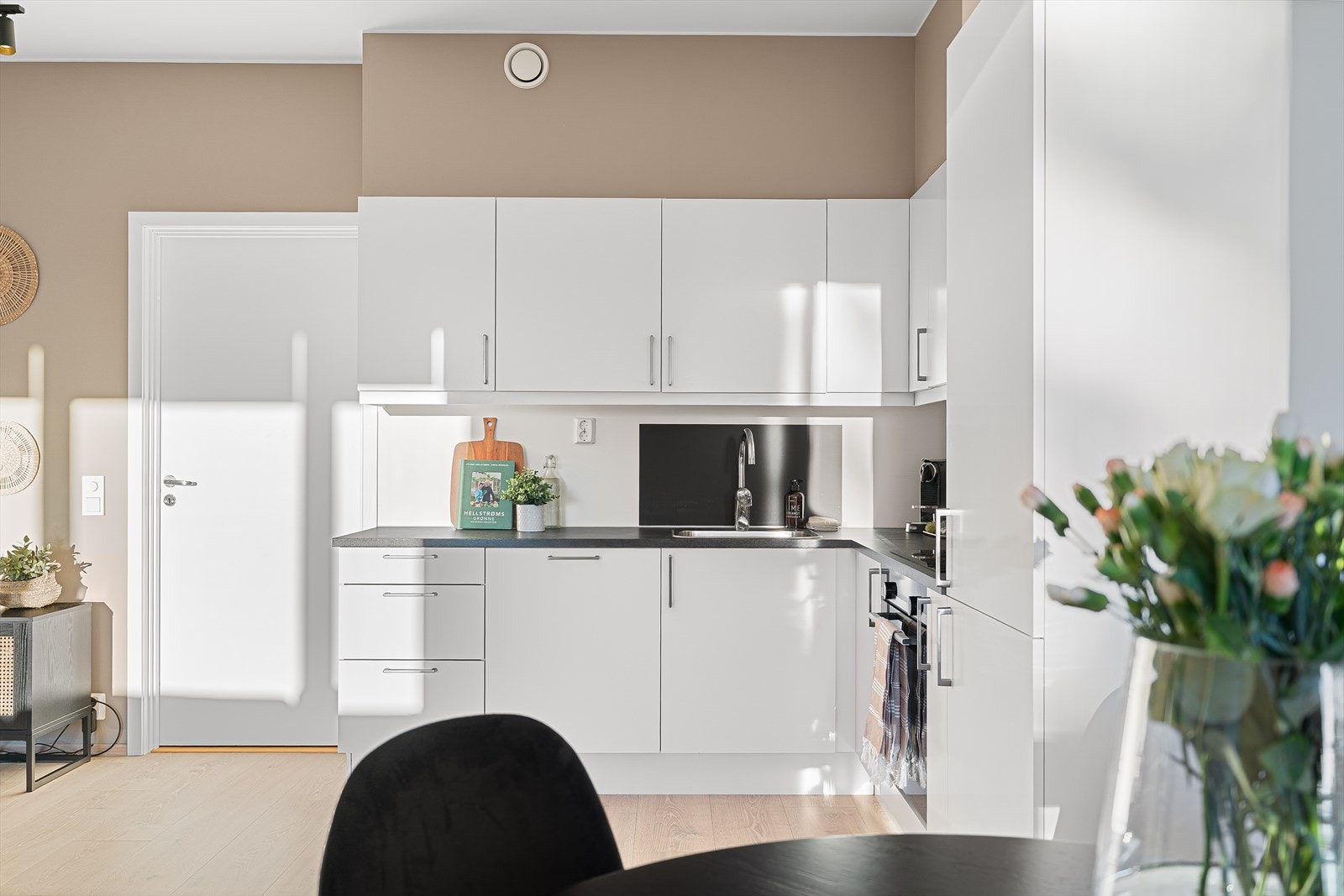 Pent HTH-kjøkken godt utnyttet med over- og underskap. Galleribilde