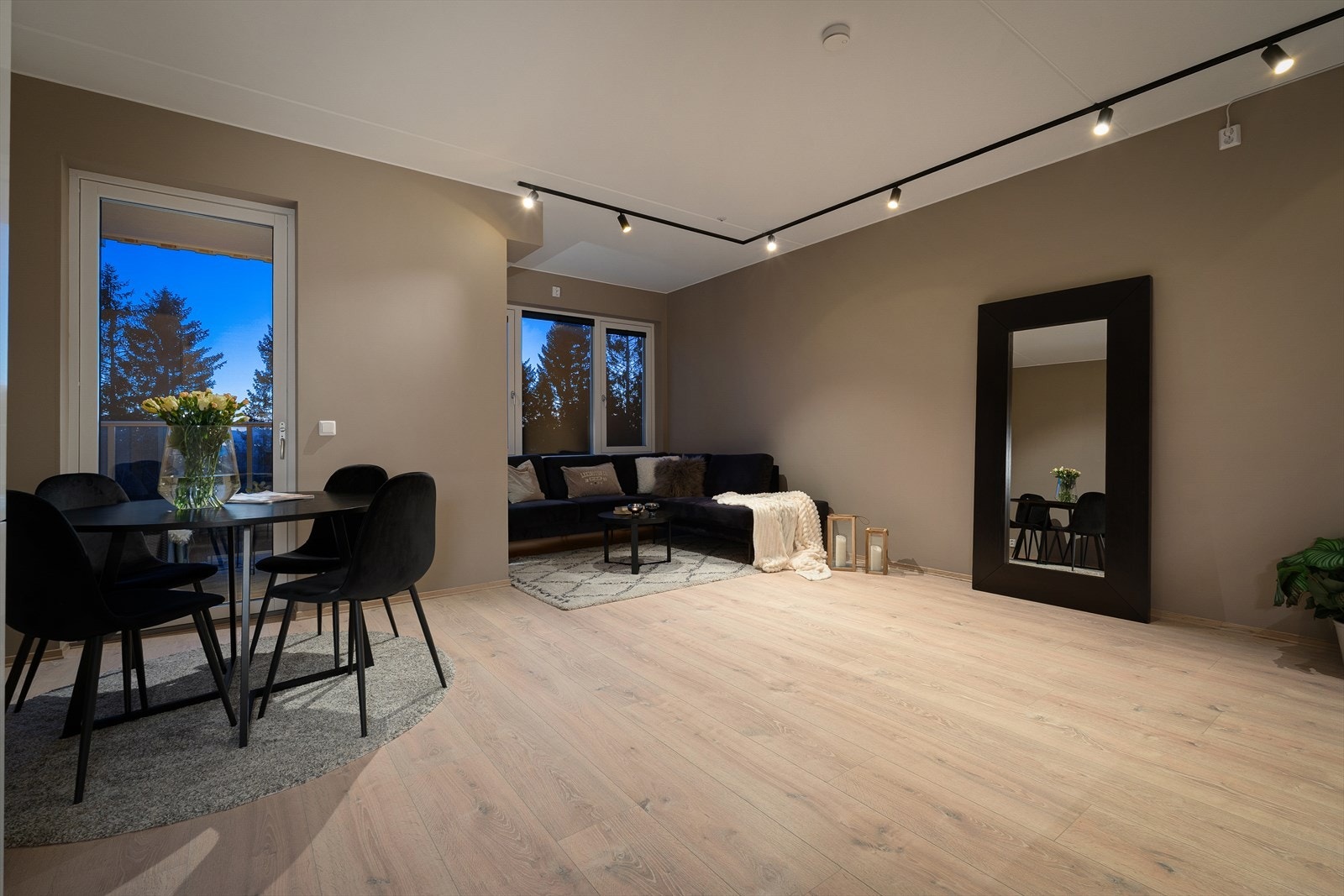 Leiligheten varmes opp via fjernvarme og har balansert ventilasjon med varmegjenvinning. Dette gir et behagelig inneklima året rundt. Galleribilde