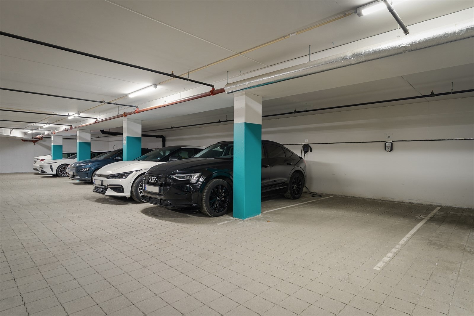 Heisen tar deg ned til egen P-plass med elbil-lader og ekstra bod på ca 5 m² i kjelleren. Galleribilde