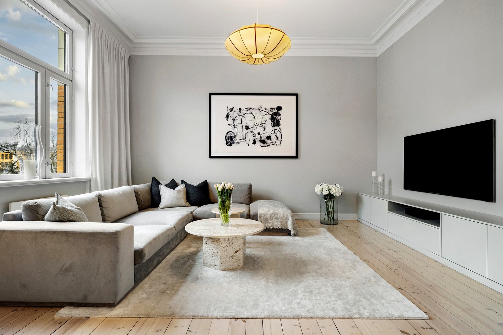 Stuen er romslig og elegant, med svært gode møbleringsmuligheter og rikelig plass til en stor sofagruppe med tilhørende møblement. Galleribilde