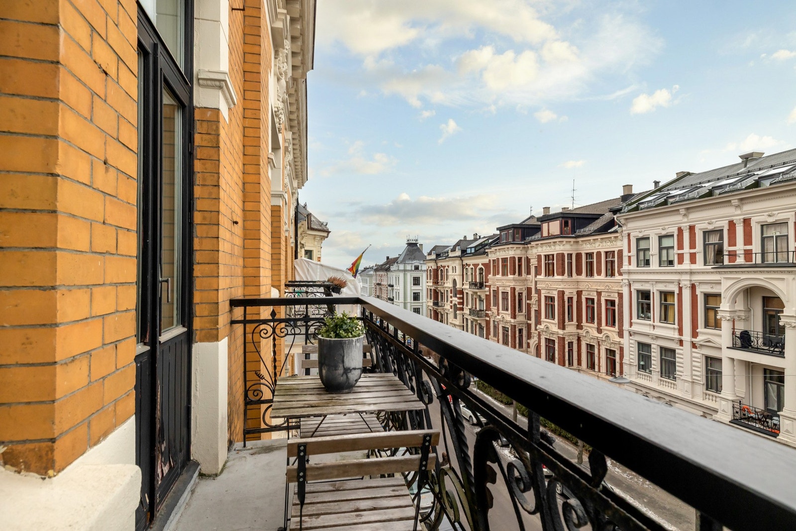 Balkongen er på ca. 3 kvm og har plass til stoler, et lite bord og en grill. Galleribilde