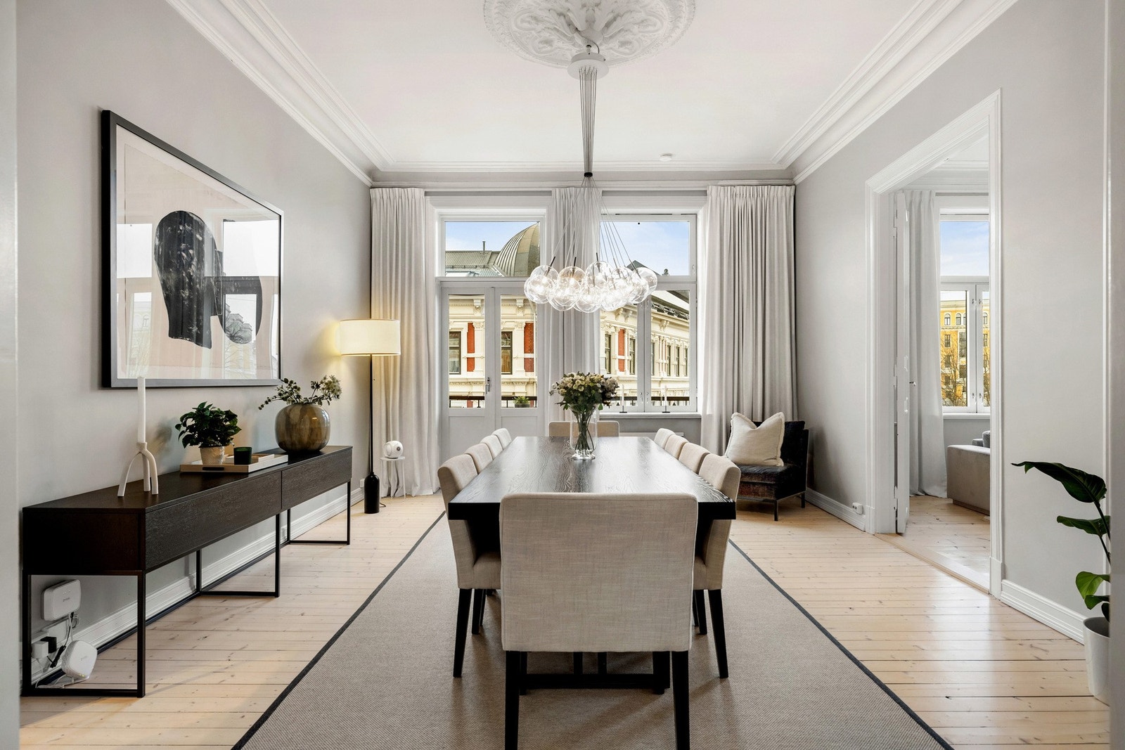 Fra spisestuen er det utgang til en vestvendt balkong. Galleribilde