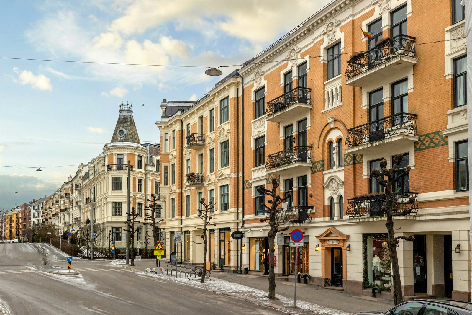 Eiendommen ligger i Skovveien på Frogner. Området er svært populært, sentralt, og gaten er en meget ettertraktet adresse. Galleribilde