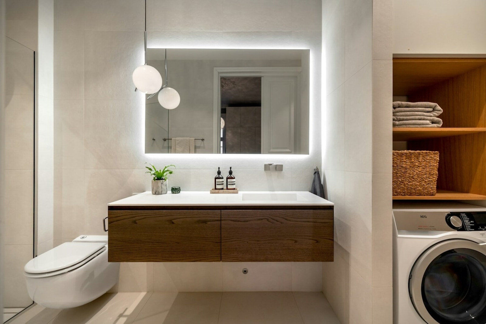 Eksklusive fliser og innredning fra Bella Design. Badet er videre utstyrt med vegghengt toalett og et romslig dusjhjørne med glassvegg. Galleribilde