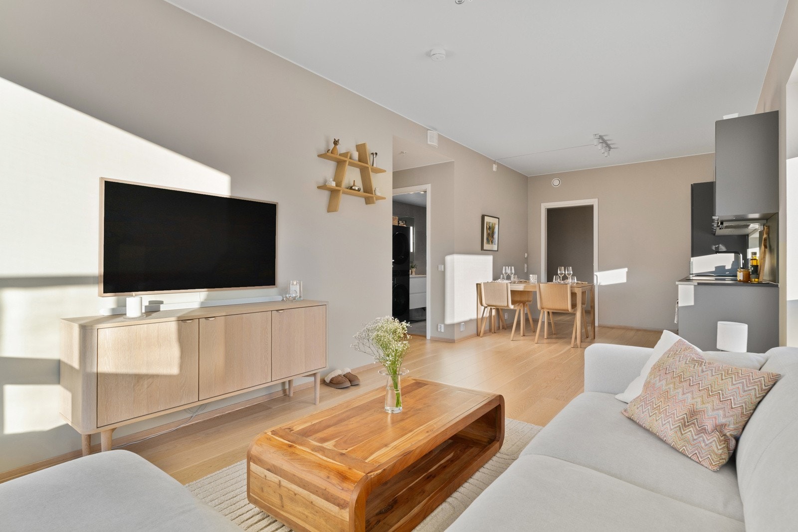 I denne moderne leiligheten på Dalgårdstunet kan du bo i mange år uten å måtte tenke på oppussing. Alt er nytt, strøkent og klart til bruk - og med tre år igjen av nybygg-garantien. Galleribilde