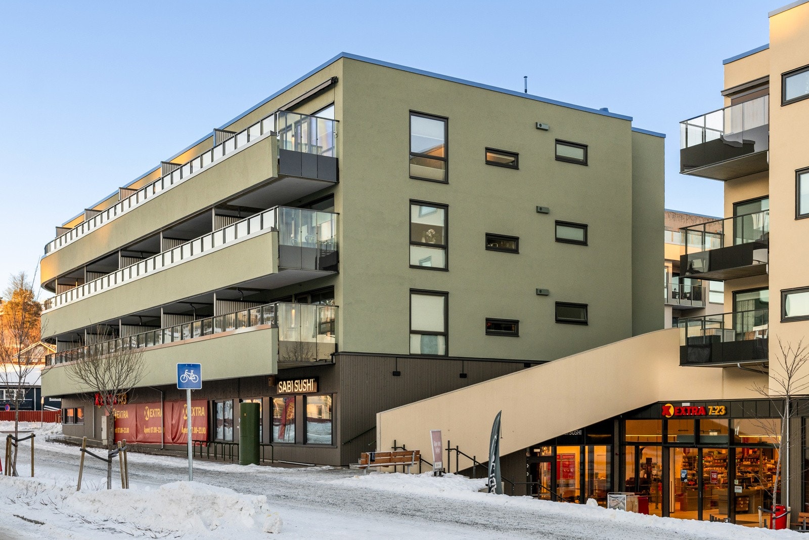 Dagligvarebutikk i byggets første etasje gir en helt unik bekvemmelighet - her kan du handle det du trenger uten å måtte bruke bil, gå langt eller planlegge i forkant. Bygget rommer også Sabi Sushi. Galleribilde