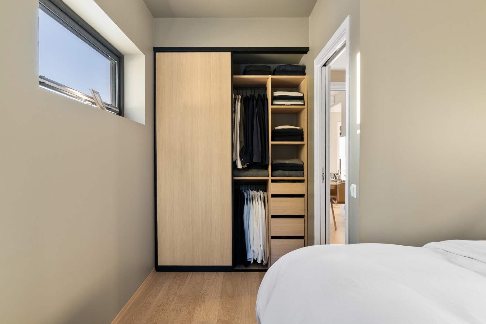 Hovedsoverommet har en innebygget nisje i veggen som rommer et garderobeskap. Galleribilde