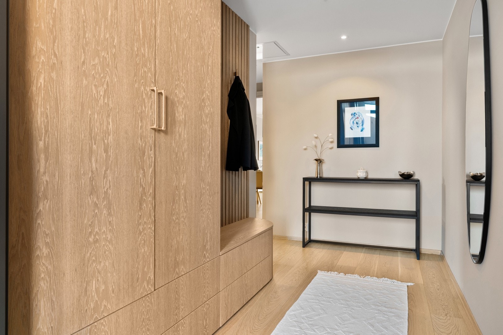 Innvendig har leiligheten et gjennomført og elegant uttrykk, med 1-stavs eikeparkett, listefrie overganger og en tidløs fargepalett. Galleribilde