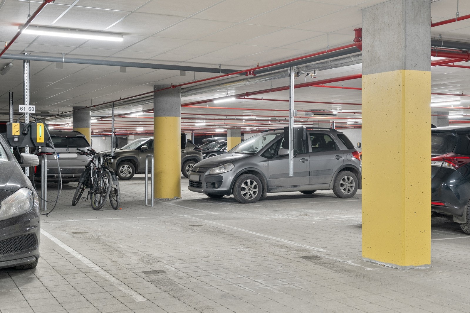 Leiligheten disponerer en p-plass og privat bod i byggets kjeller. Elbillader medfølger. Galleribilde