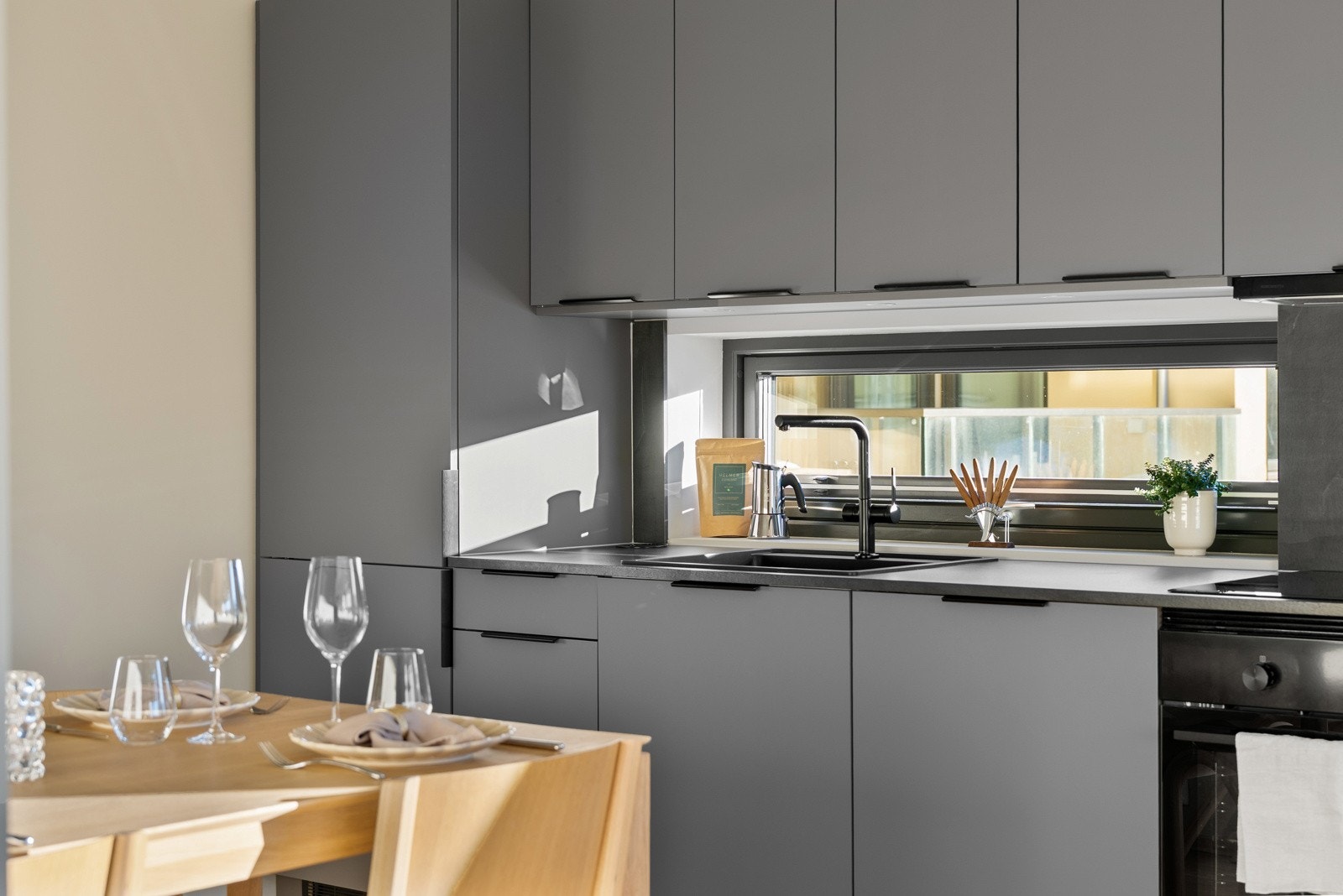 Det er integrerte hvitevarer i form av oppvaskmaskin, stekeovn, kombiskap og platetopp. Galleribilde