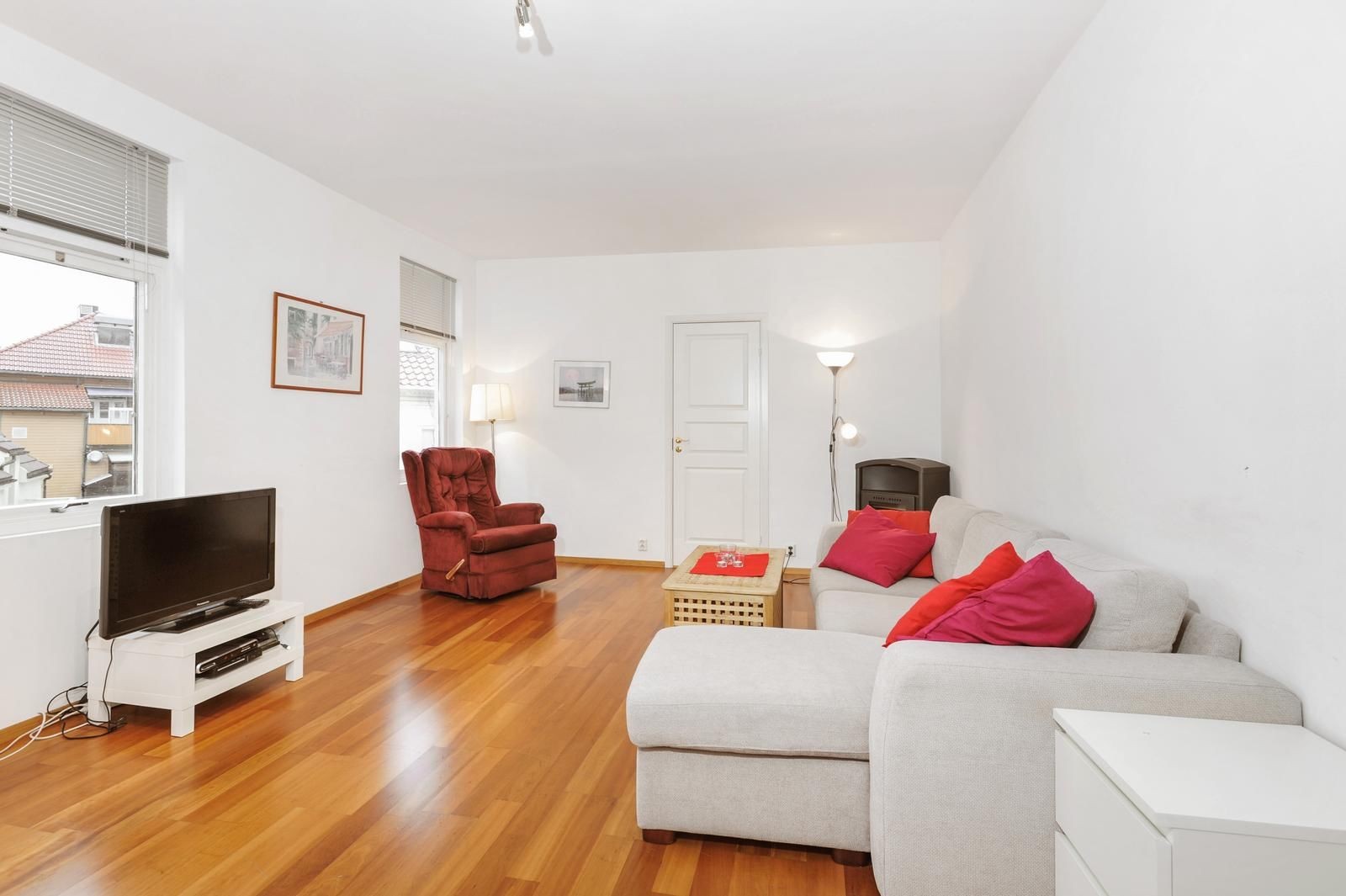 Stue med lyse vegger og godt med naturlig lys Galleribilde