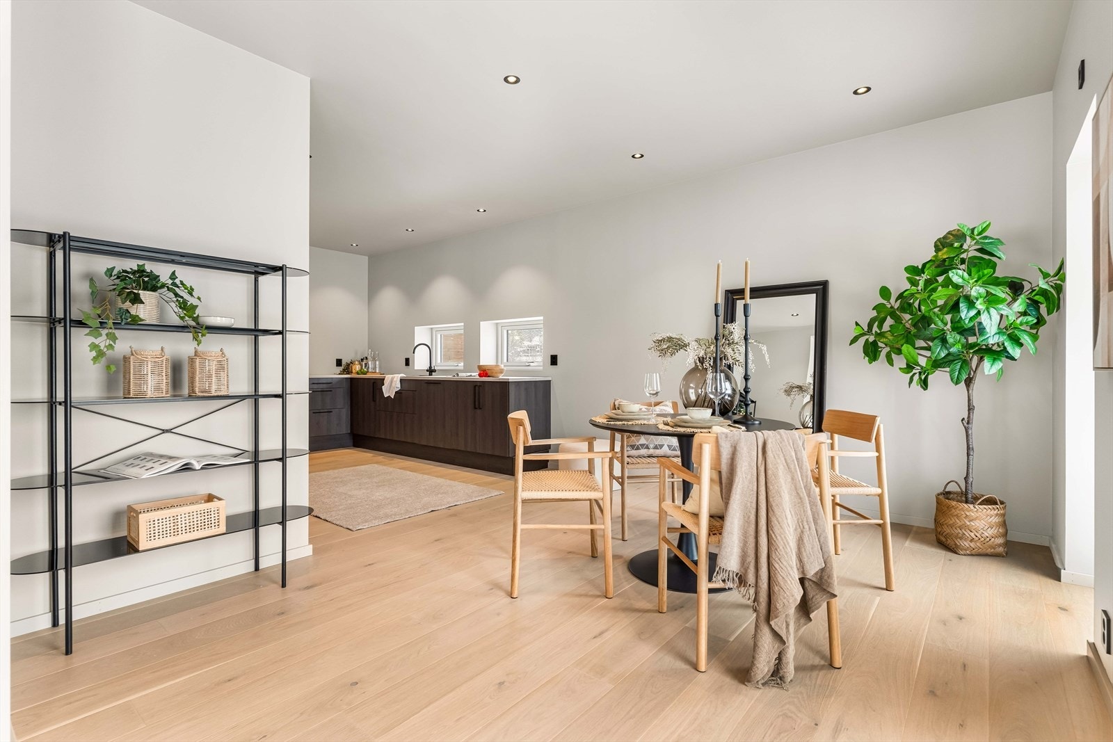 Stort areal for å plassere en romslig spisegruppe med åpen løsning til det flotte kjøkkenet. Galleribilde