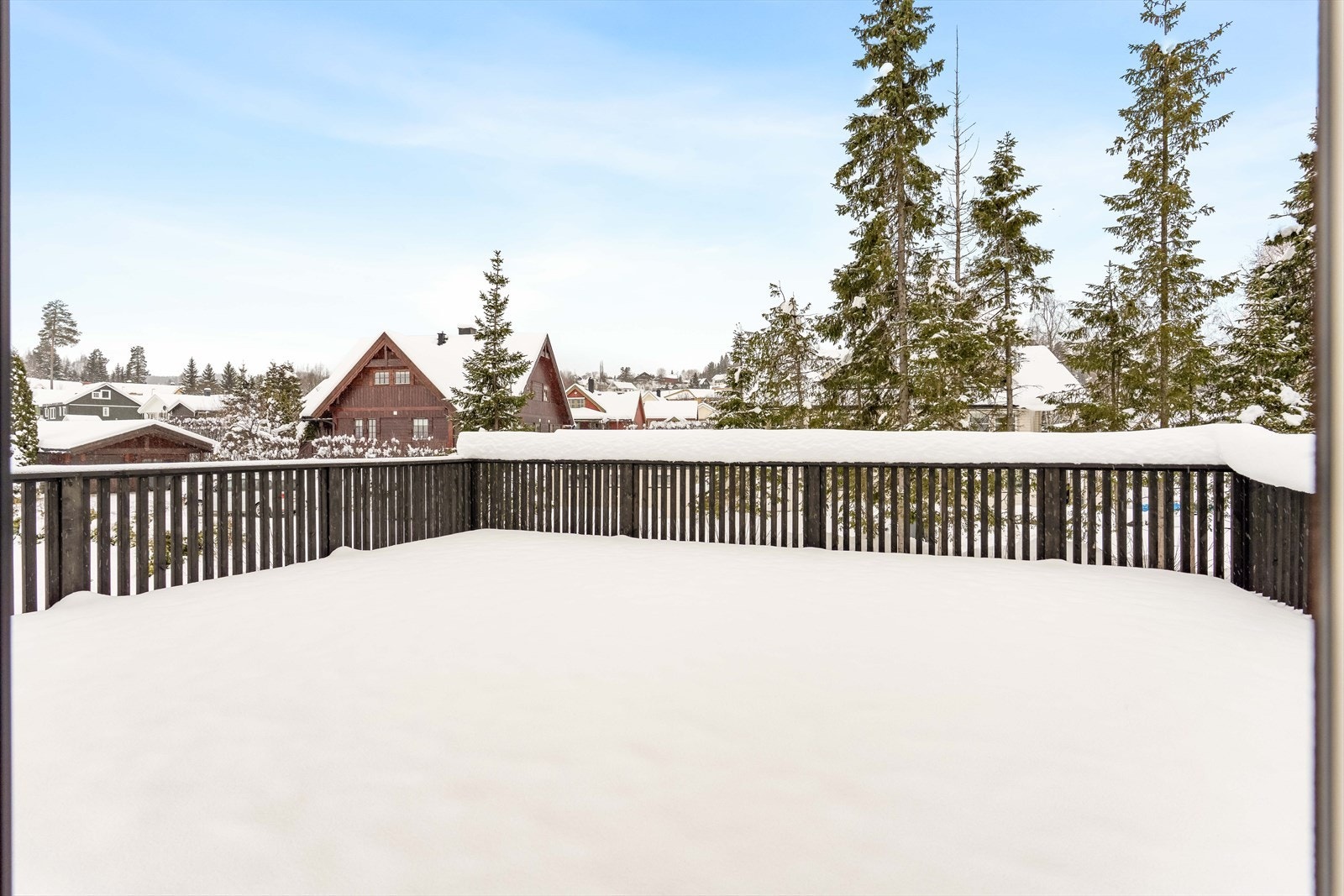 Stor og romslig terrasse med gode møbleringsmuligheter til utemøbler. Galleribilde