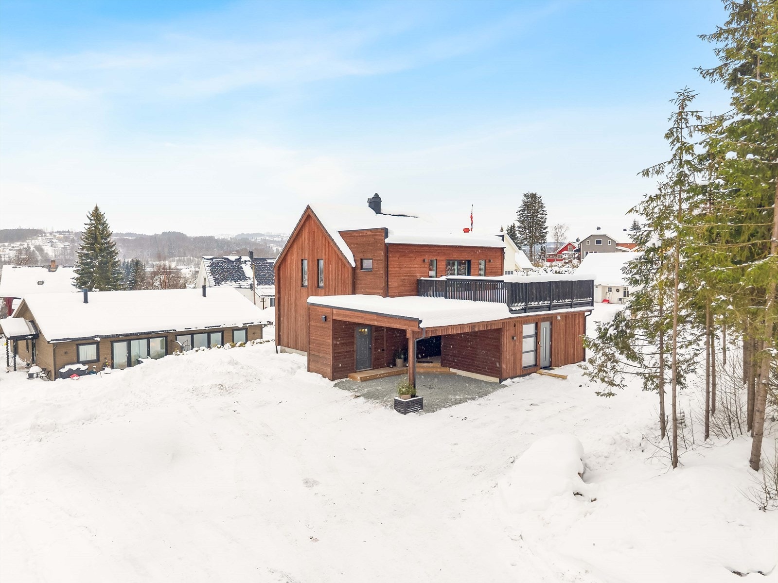 Fasade med carport og adkomst til gjestehus fra vestsiden. Galleribilde