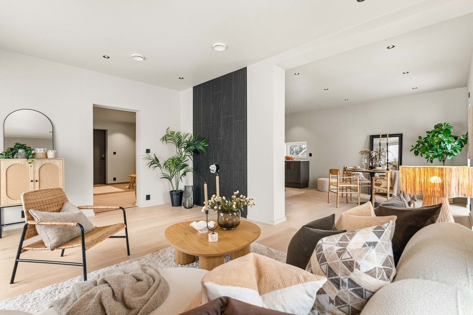 Stor og romslig stuedel i vinkel med åpen løsning til kjøkken. Galleribilde