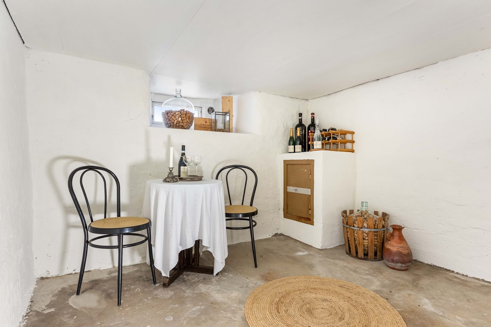 Grovkjeller innredet som en koselig liten vinkjeller. Galleribilde