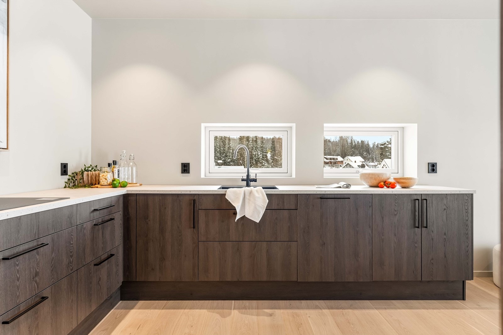 Lun nættebrun farge på innredningen som er laminert med imitasjon av struktur. Galleribilde