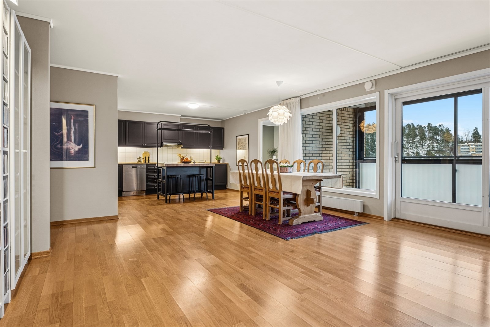 Åpen løsning mot kjøkkenet gir en sosial og behagelig planløsning. Galleribilde