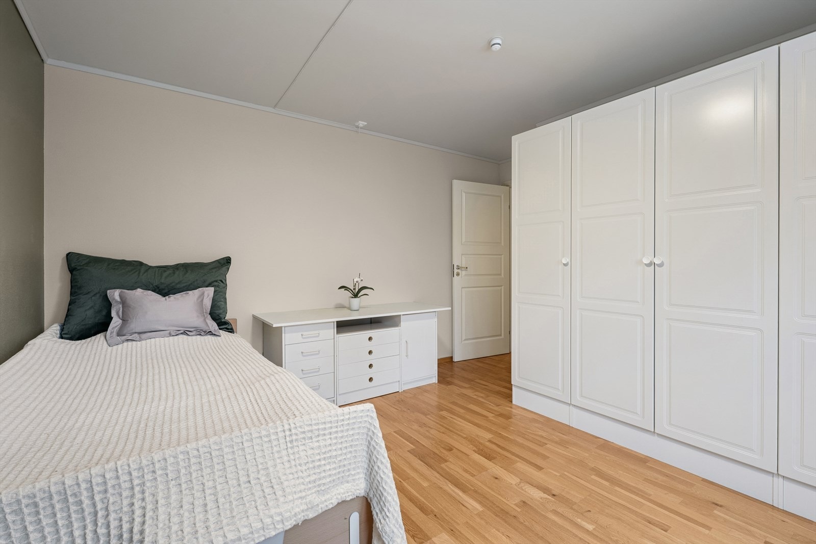 Det største soverommet har innebygd garderobeskap og god plass til dobbeltseng. Rommet har også fransk balkong. Galleribilde