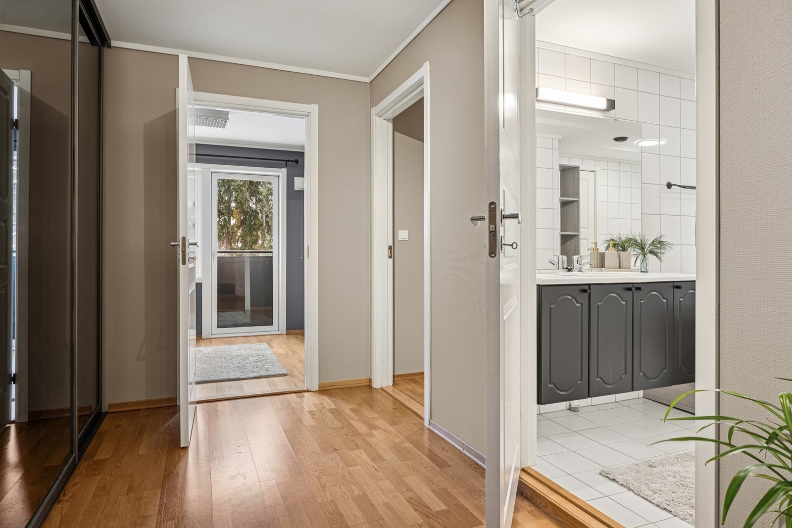 Entreen gir en god flyt i leiligheten. Galleribilde