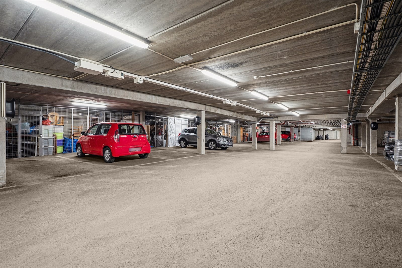 Det medfølger en parkeringsplass på ca. 12 m² i felles parkeringskjeller. Herfra er det heis opp til etasjeplan. Galleribilde