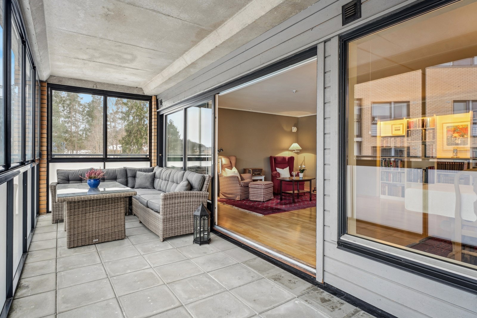 Fra stuen har du utgang til en stor, overbygd og innglasset balkong på ca. 15 kvm. Et flott og skjermet uterom som kan brukes store deler av året. Galleribilde