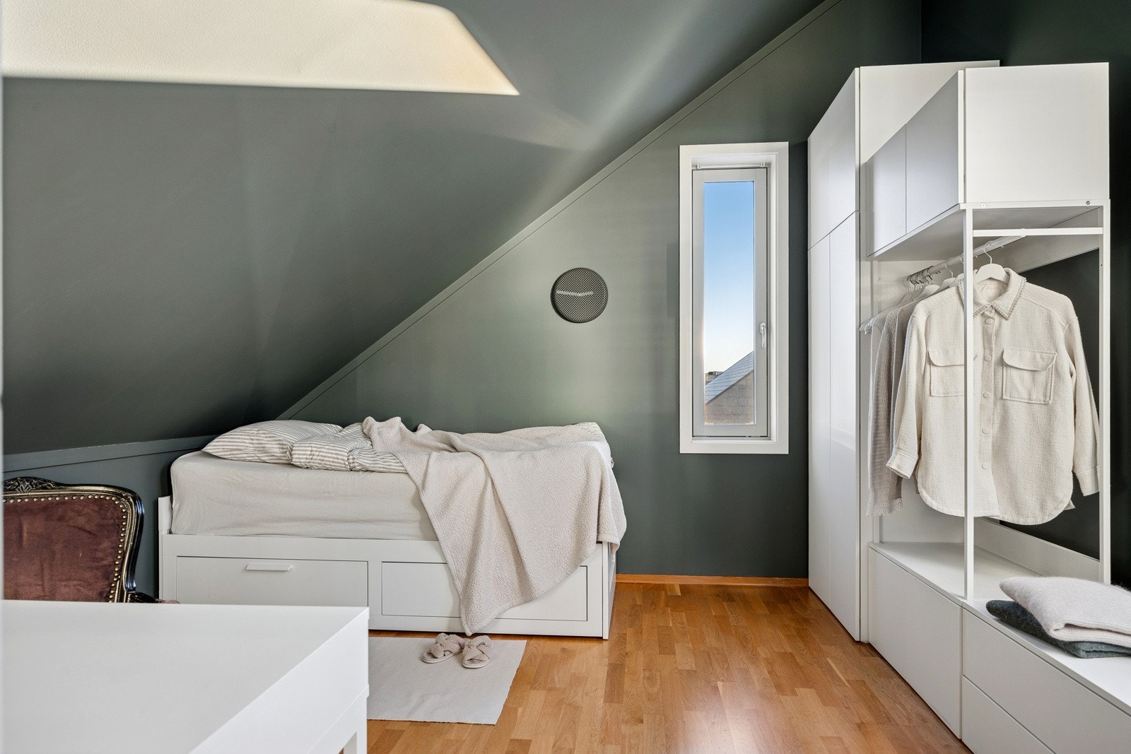 Gode garderobemuligheter på soverommet. Galleribilde