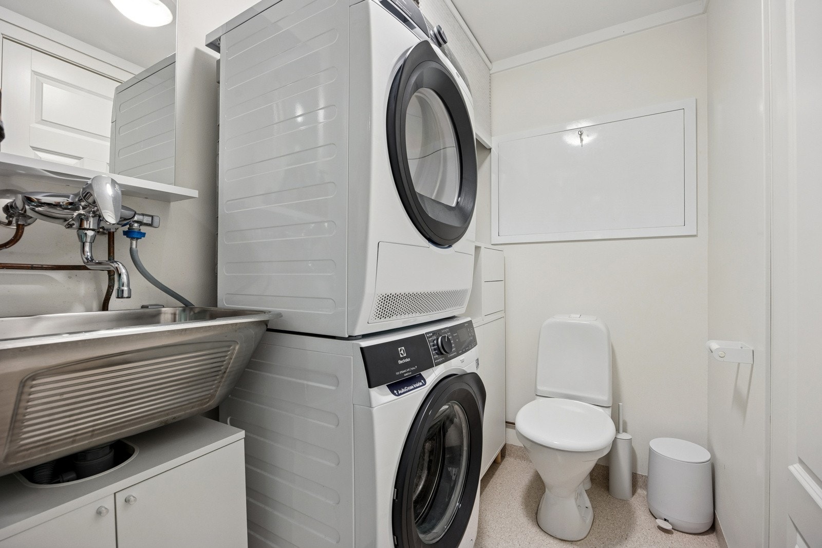 Vaskerommet er utstyrt med opplegg for vaskemaskin, utslagsvask, toalett og dusjkabinett. Galleribilde