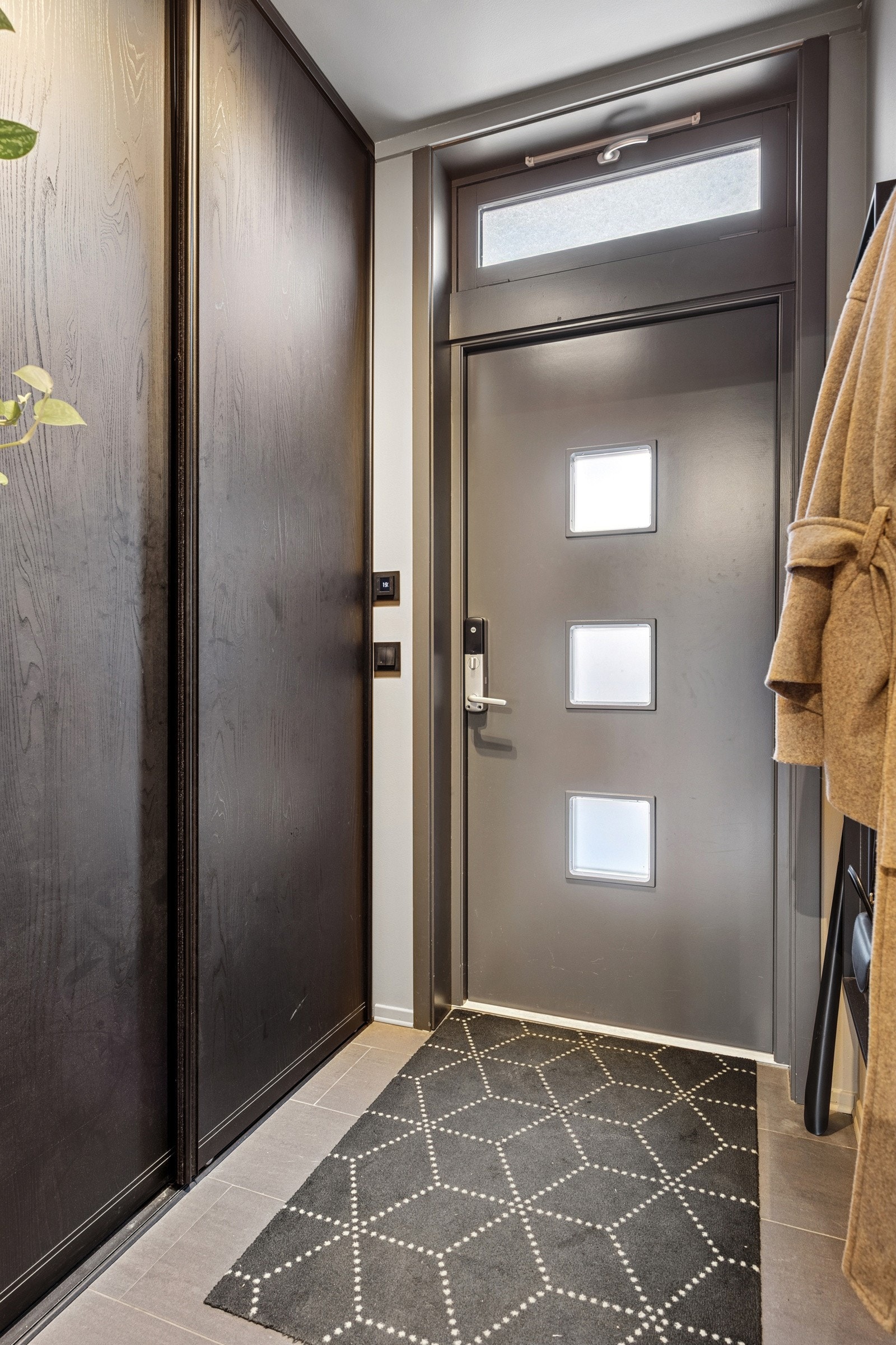 Du blir møtt av en innbydende entré med gulvvarme og god plass til oppbevaring av klær og sko. Fleksibel og nøkkelfri adgang. Galleribilde