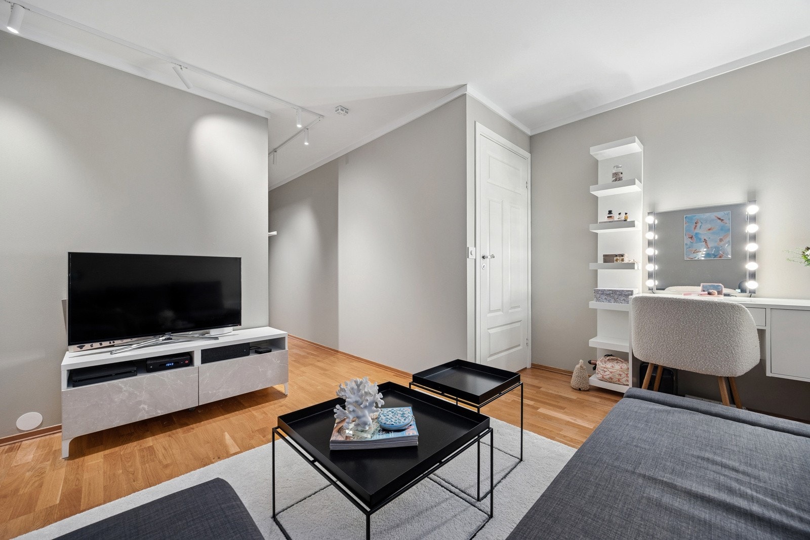 Kjelleretasjen består av innredet rom/kjellerstue (byggemeldt som bod), soverom på 11,5 kvm og et praktisk vaskerom. Galleribilde