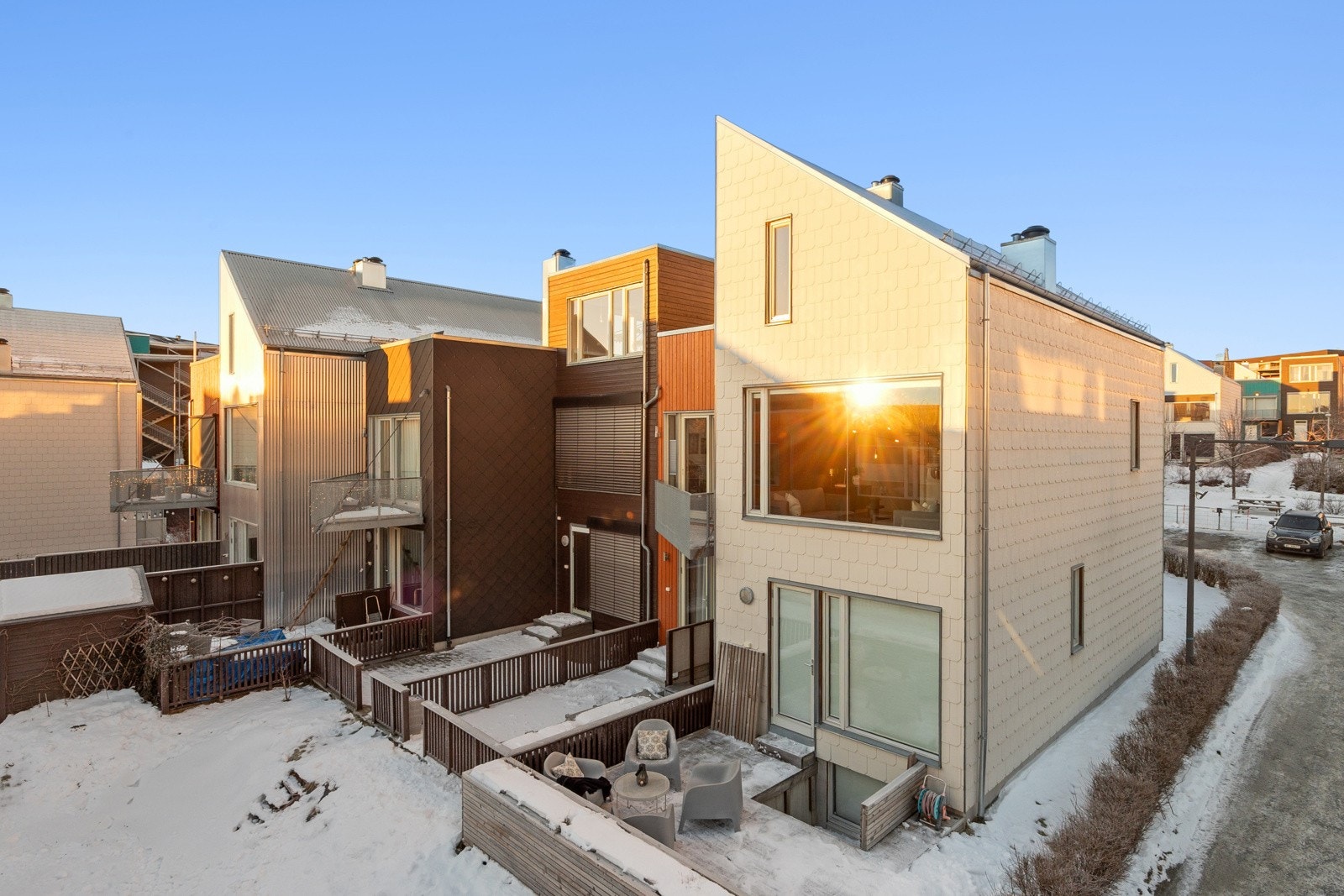 Rekkehuset strekker seg over 4 plan inkludert kjeller, og nyter en solrik endebeliggenhet i det attraktive Akka-Bakka feltet på Utleir. Galleribilde