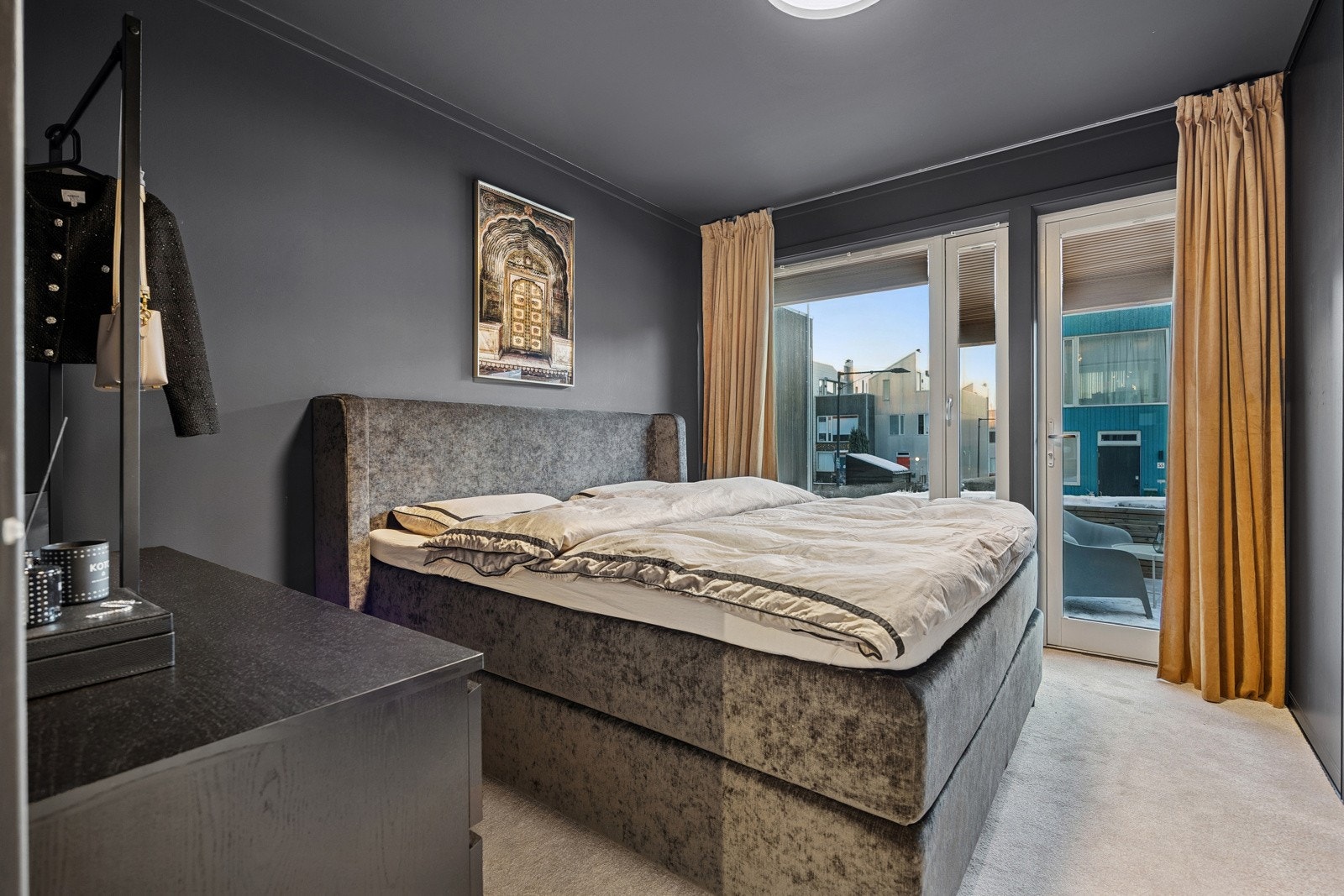 Hovedsoverommet fremstår som innbydende med dempede veggfarger, behagelig teppegulv og lystette plisségardiner. Stor skyvedørsgarderobe til høyre i/for bildet. Galleribilde