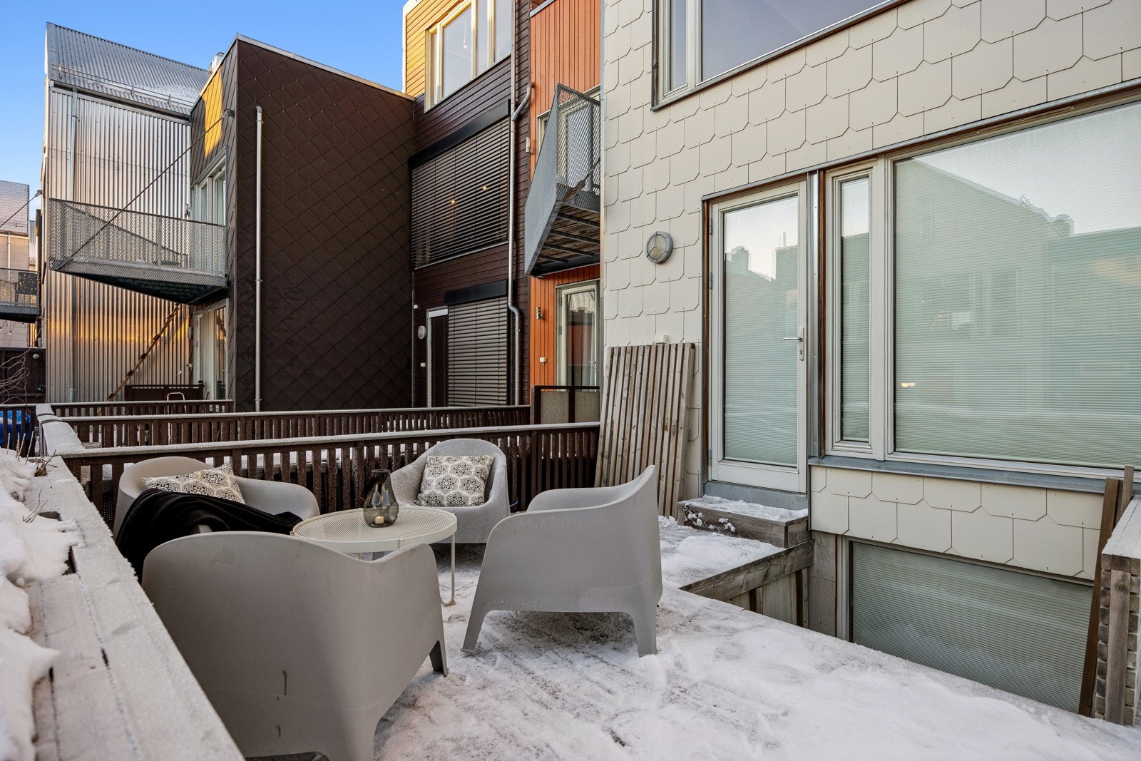 I 2021 ble det anlagt en terrasse med adkomst fra hovedsoverommet. Terrassen vender mot sør og har gode solforhold. Galleribilde