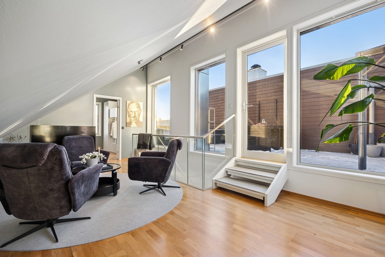 Stuen er av romslig karakter og gir ekstra boltreplass for hele familien. Galleribilde