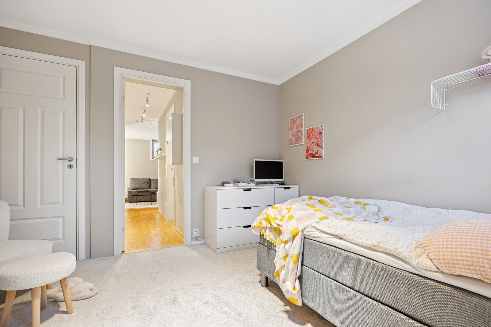 Romslig rom hvor man også har inngang til bodareal. Galleribilde