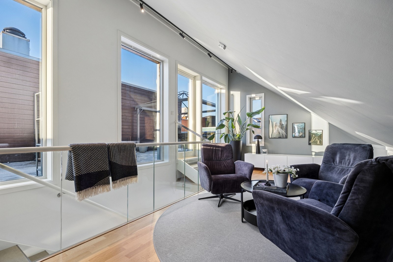 Følger man trappen videre ankommer man en luftig stue. Galleribilde