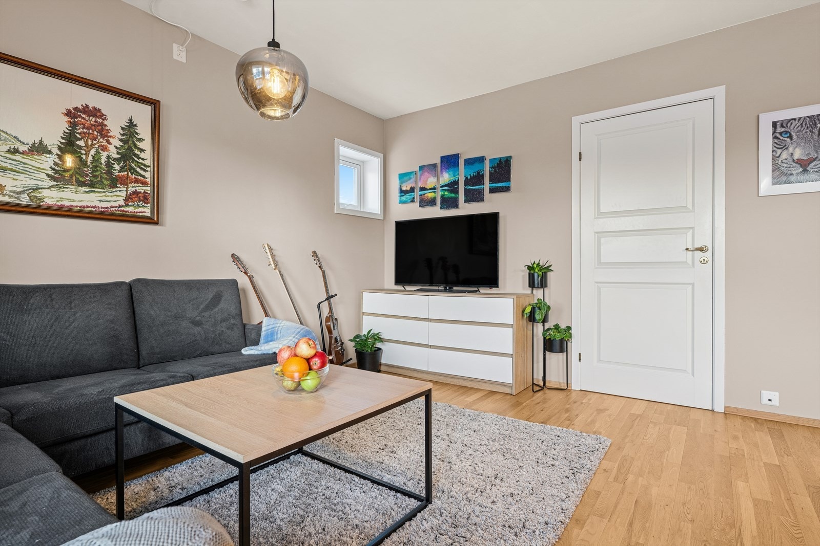 Rommet har laminat på gulvet og malte veggflater. Galleribilde