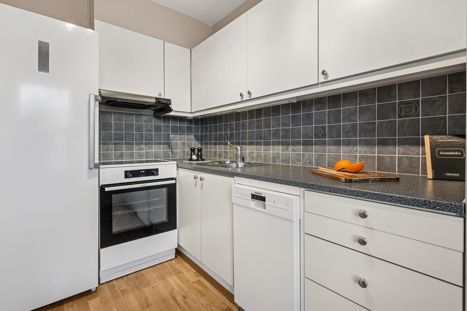 Innredningen har en lys utførelse med både over- og underskap. Galleribilde